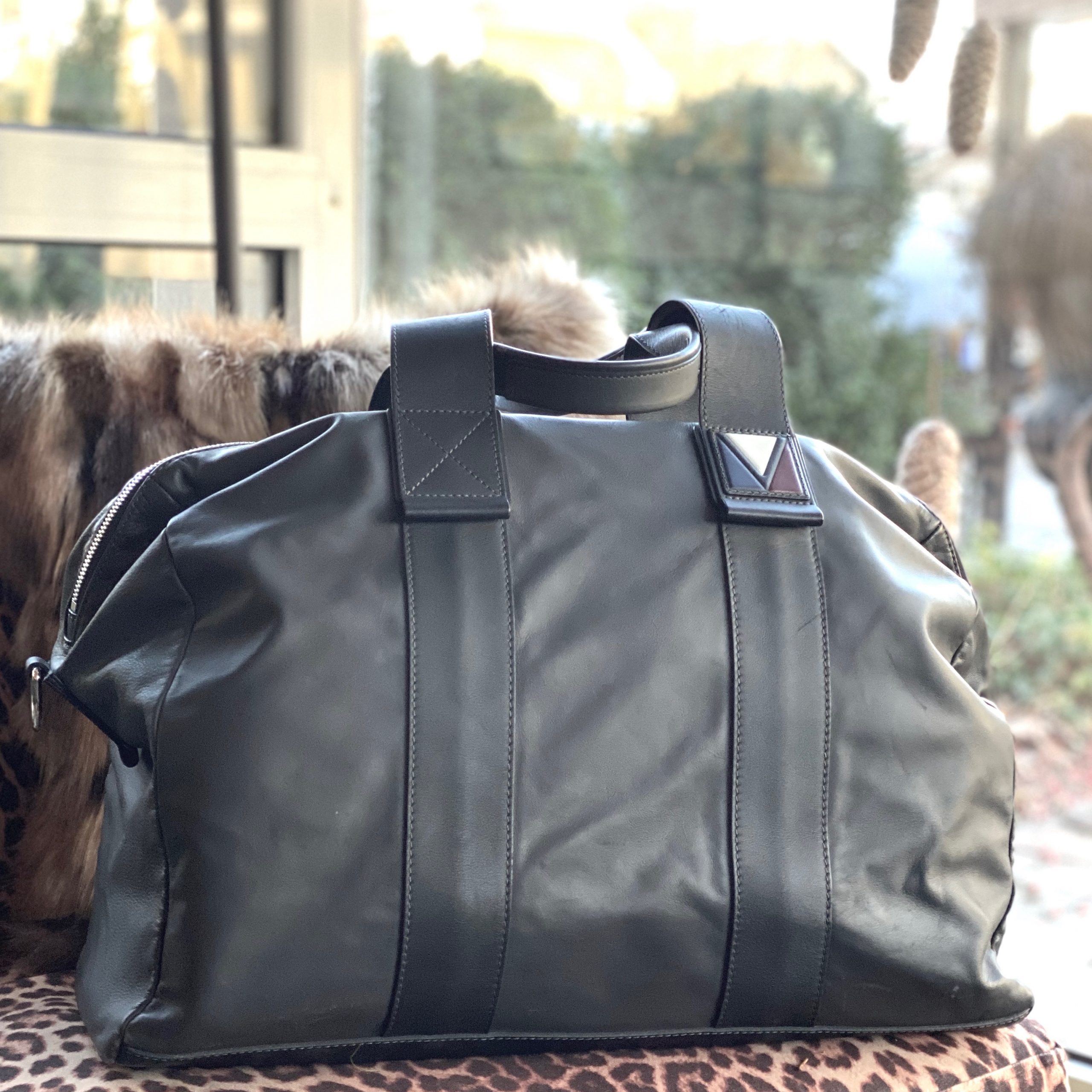 Gray Louis Vuitton V-Line Start Leather Travel Bag – Designer Revival