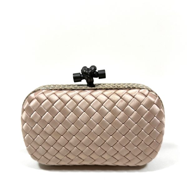 Bottega veneta Small knot Clutch i ljust guldtonad intrecciato satin