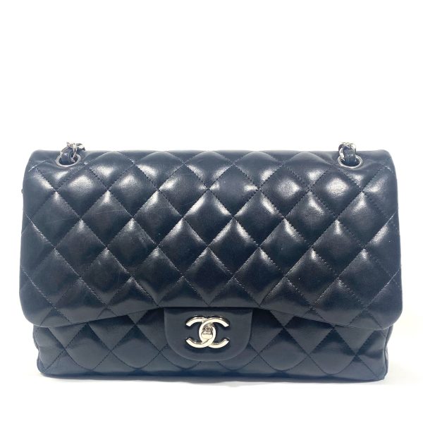 Chanel jumbo double flap kviltad axelväska i svart lammskinn