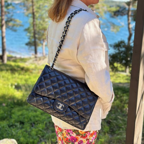 Chanel jumbo double flap kviltad axelväska i svart lammskinn - Bild 11