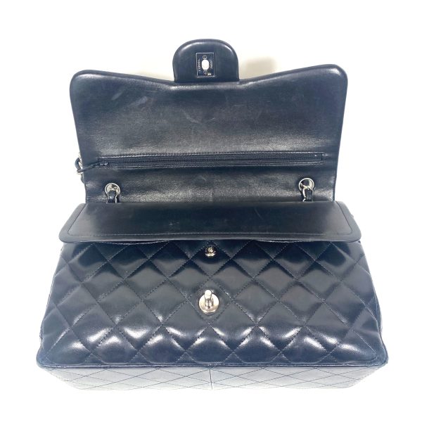 Chanel jumbo double flap kviltad axelväska i svart lammskinn - Bild 9