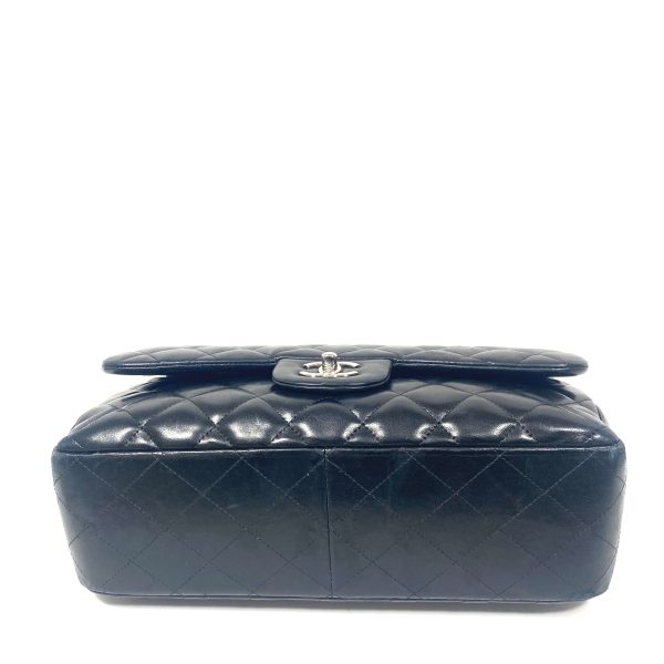 Chanel jumbo double flap kviltad axelväska i svart lammskinn - Bild 7