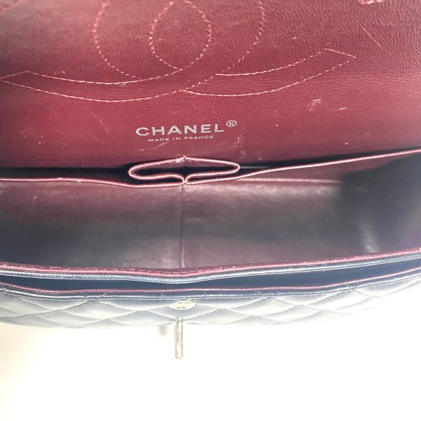 Chanel jumbo double flap kviltad axelväska i svart lammskinn - Bild 10