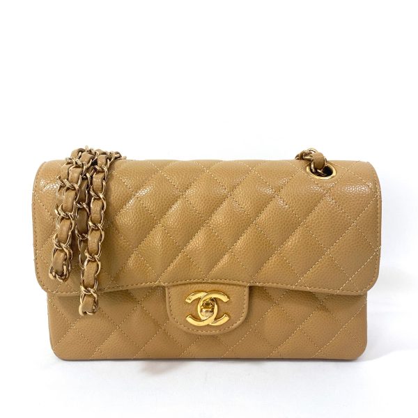 Chanel small dubbelflap väska i kamelfärgat  caviar läder.