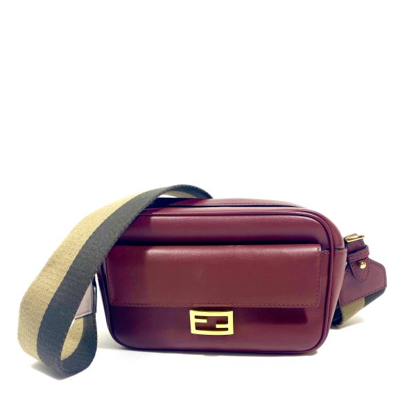 Fendi grace crossbody kameraväska i vinrött läder