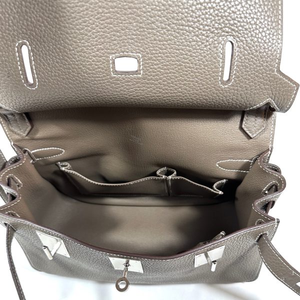 Hermès jypsière 28 crossbody väska i taupe clemence läder - Bild 8