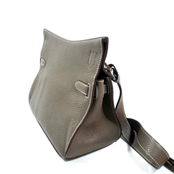 Hermès jypsière 28 crossbody väska i taupe clemence läder - Bild 6