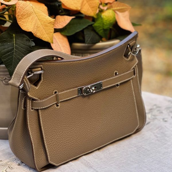 Hermès jypsière 28 crossbody väska i taupe clemence läder - Bild 11