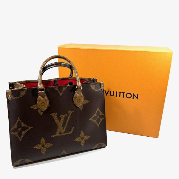 Louis vuitton onthego MM tote bag in giant monogram canvas - Image 12