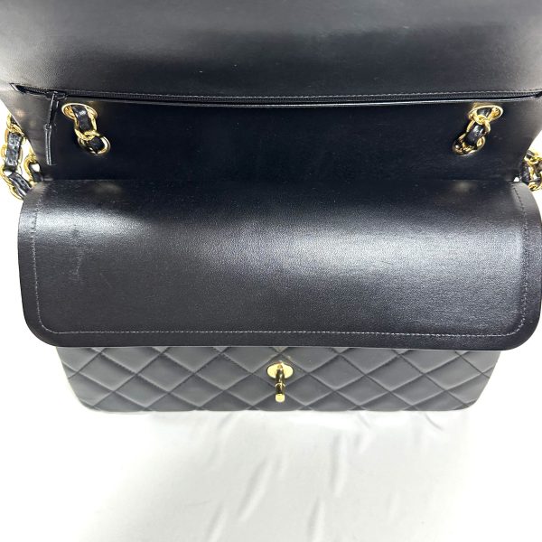 Chanel jumbo Double flap axelväska i kviltad svart lammläder - Bild 9